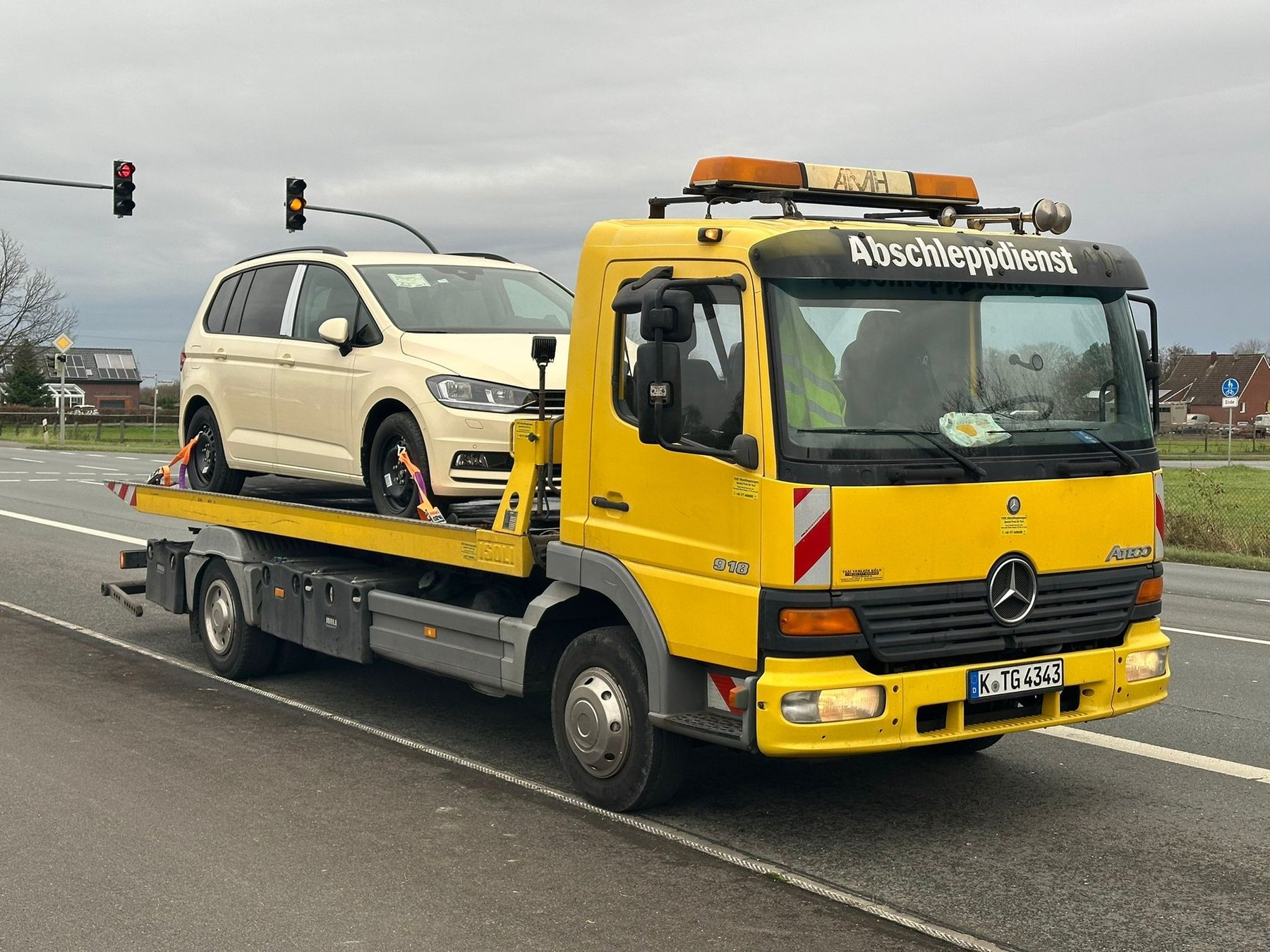 Gelber Abschleppwagen mit verladenem Fahrzeug