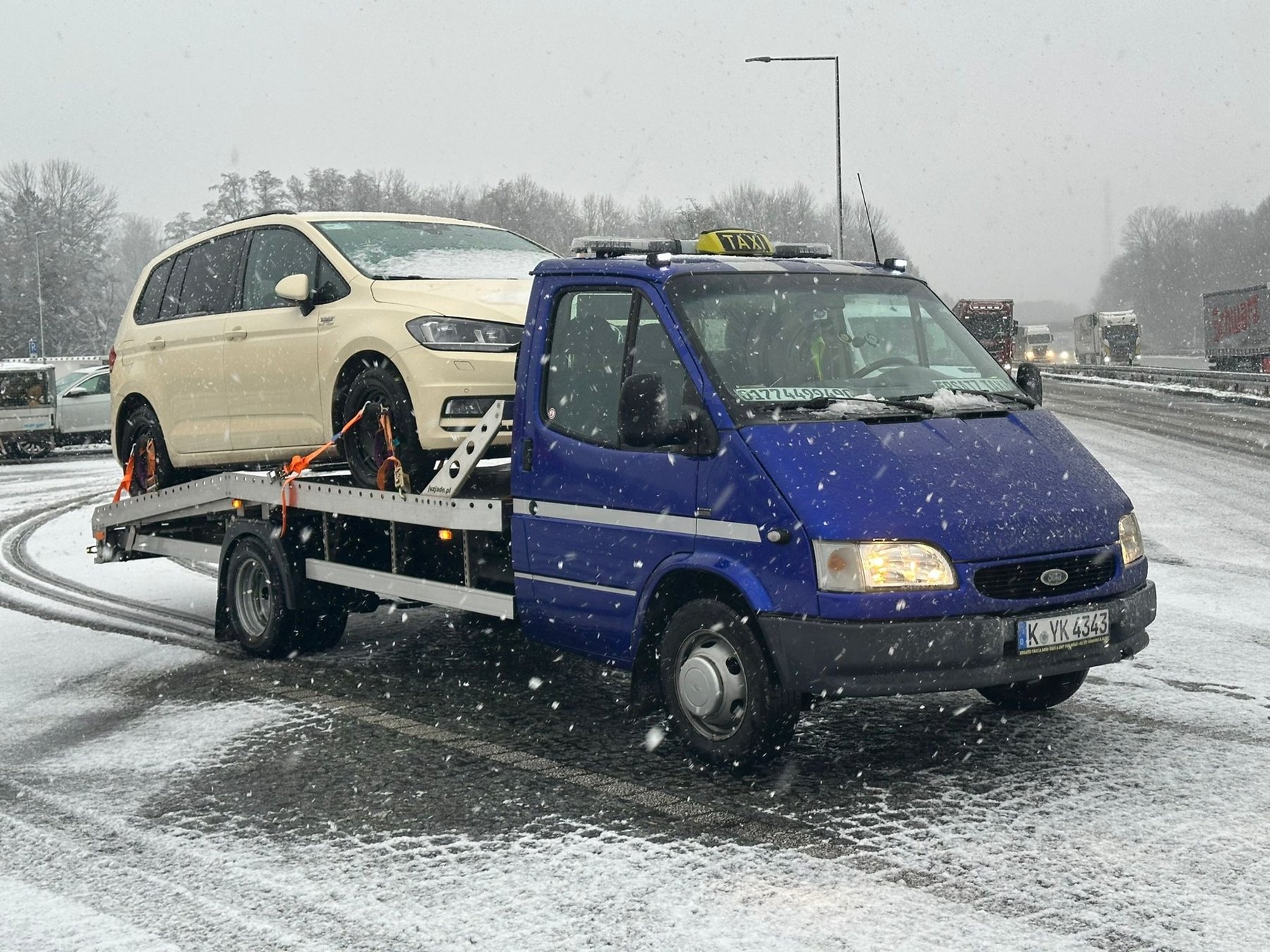 Blauer Abschleppwagen im Wintereinsatz